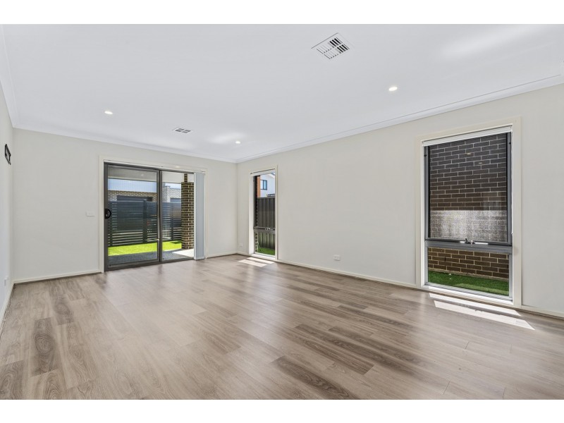 8 Grace Munro Crescent, Holt ACT 2615