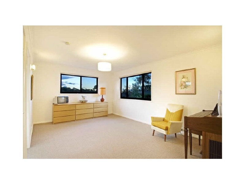 14 Hawkesbury Crescent, Farrer ACT 2607