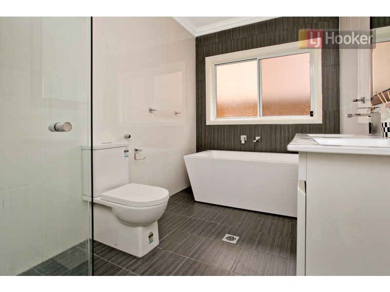 18 Burringoa Crescent, Colebee NSW 2761