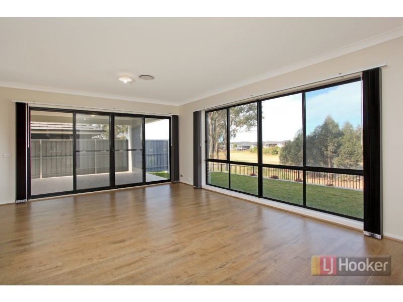 8 Oakhill Crescent, Colebee NSW 2761