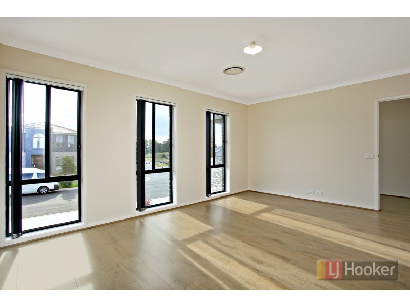 8 Oakhill Crescent, Colebee NSW 2761