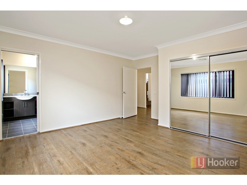 8 Oakhill Crescent, Colebee NSW 2761