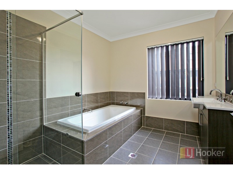 8 Oakhill Crescent, Colebee NSW 2761