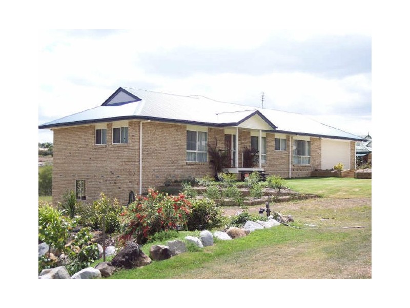 8 Deakin Court, Southside QLD 4570