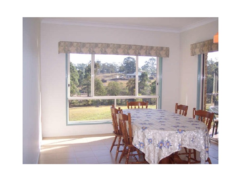 8 Deakin Court, Southside QLD 4570