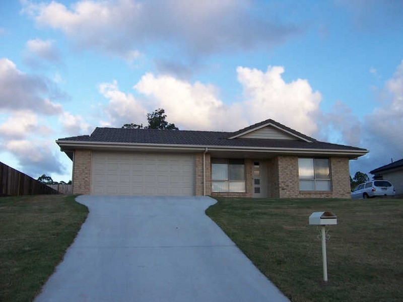 9 Inverness Street, Southside QLD 4570