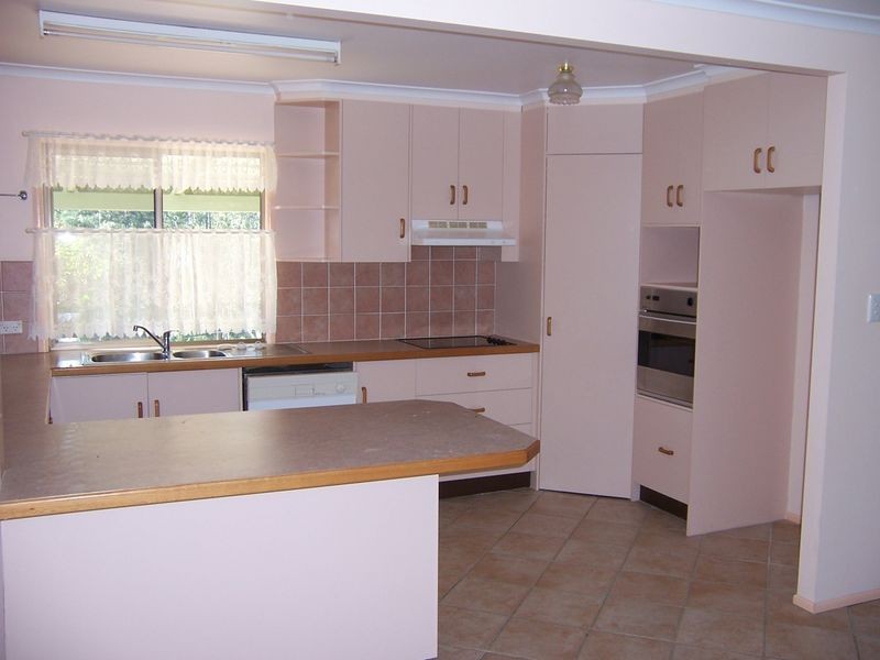 9 Heather St, Southside QLD 4570