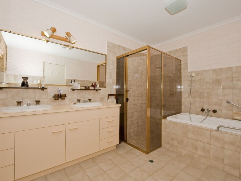 18 Roselea Ave, Southside QLD 4570