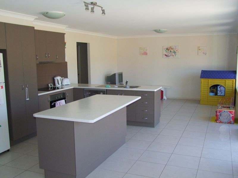3 Duffy Court, Southside QLD 4570