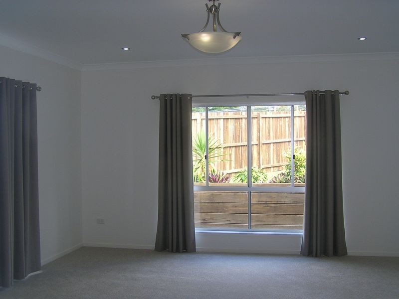 4 Diamond Ct, Southside QLD 4570