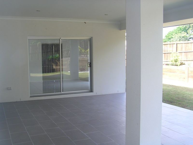 4 Diamond Ct, Southside QLD 4570