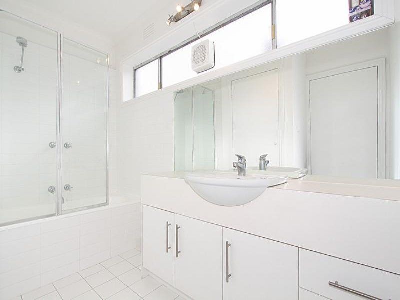 1/1 Burton Avenue, Clayton VIC 3168