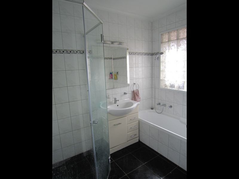 1/1 Waratah Avenue, Glen Huntly VIC 3163