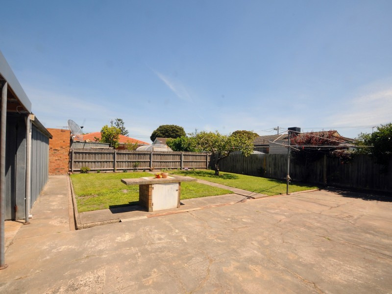 2 Barringun Crescent, Clayton South VIC 3169