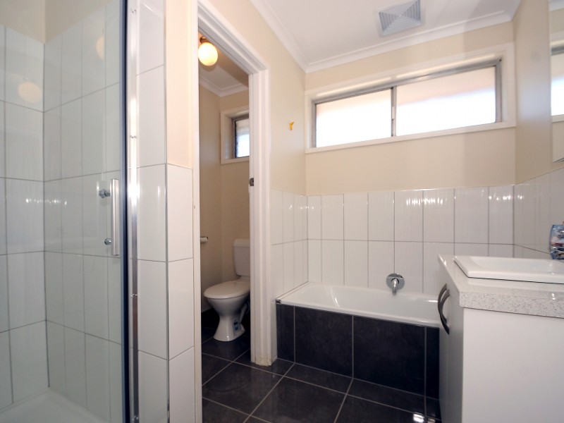 2 Barringun Crescent, Clayton South VIC 3169