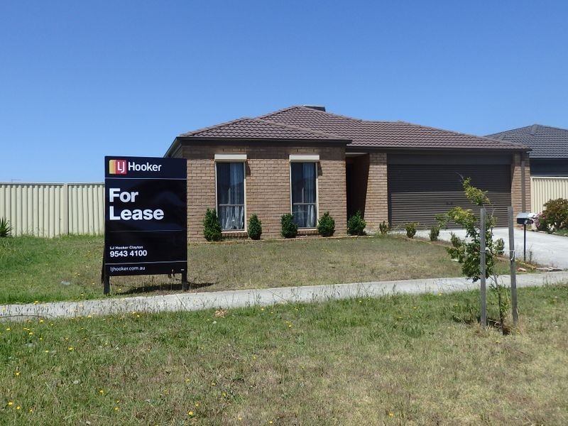 45 Bluehills Bvd, Pakenham VIC 3810