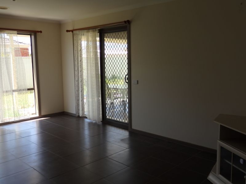 45 Bluehills Bvd, Pakenham VIC 3810