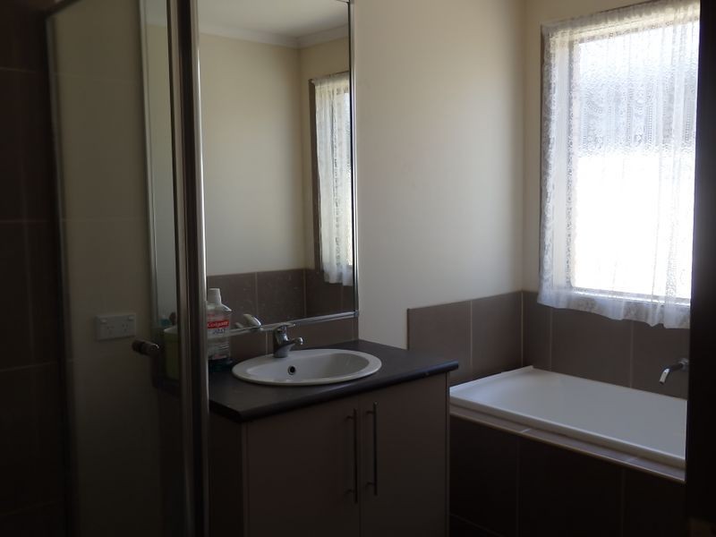 45 Bluehills Bvd, Pakenham VIC 3810