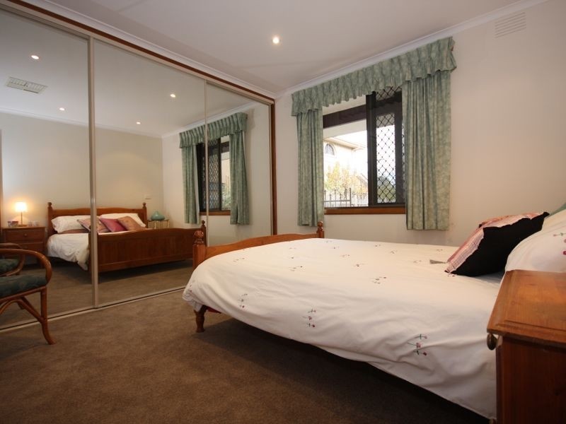 2/18 Panorama Street, Clayton VIC 3168