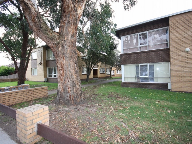 2/4 Manatunga Street, Clayton VIC 3168