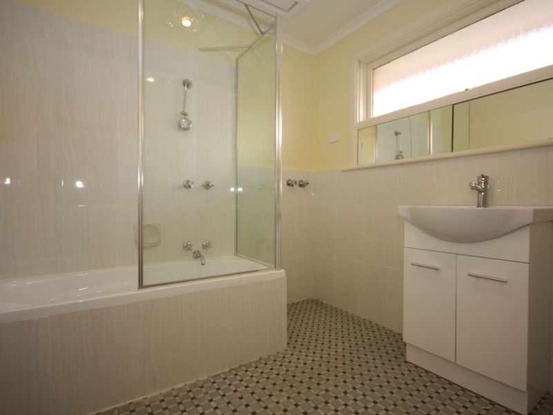 1/4 Iona Street, Clayton VIC 3168