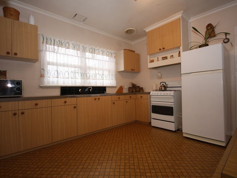 11 Merlyn Avenue, Clayton South VIC 3169