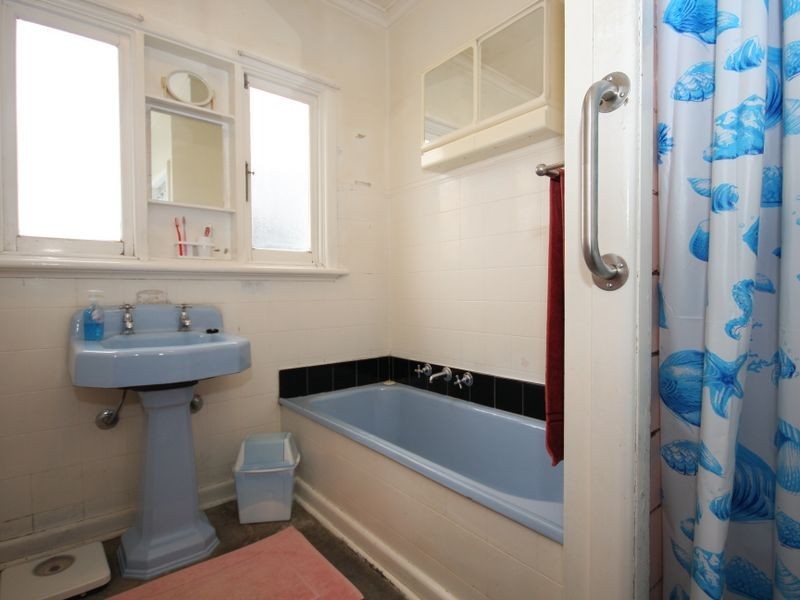 11 Merlyn Avenue, Clayton South VIC 3169