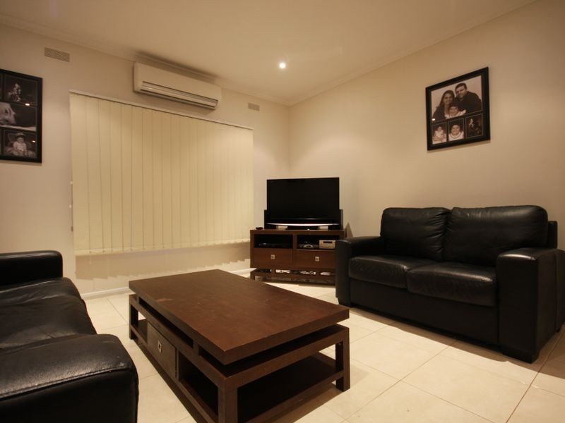 27 Prince Charles, Clayton VIC 3168