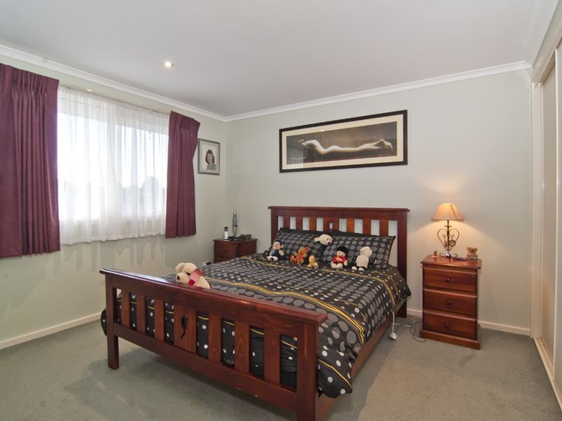 4 TAMALA AVENUE, Notting Hill VIC 3168