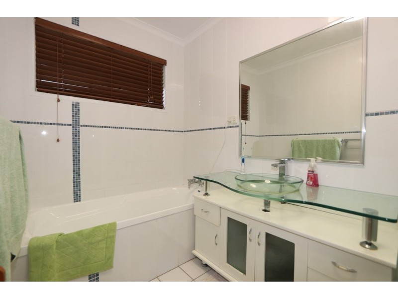 6 Oxley Court, Emerald QLD 4720