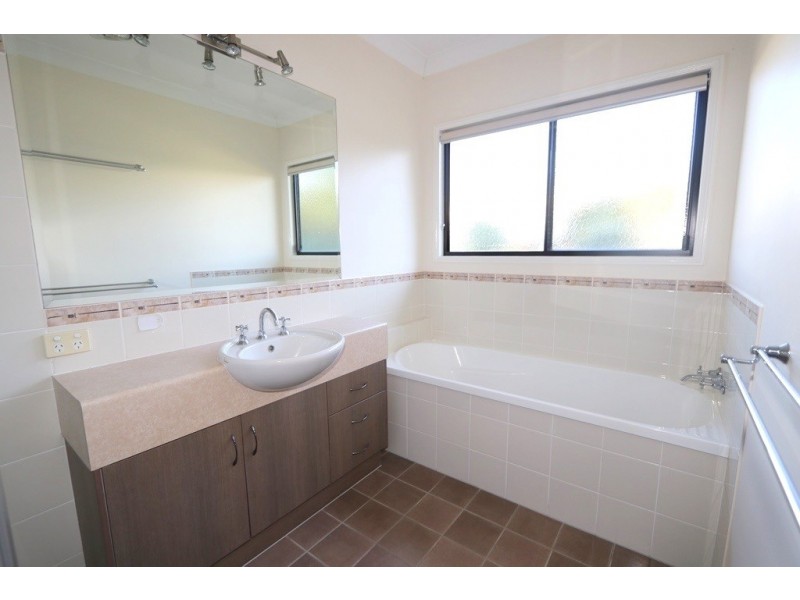 4A Crinum Crescent, Emerald QLD 4720