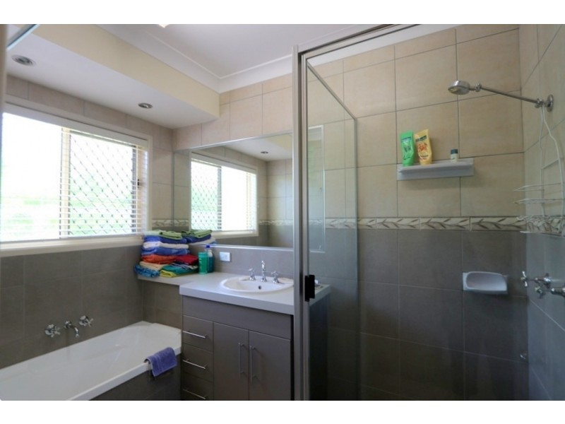 25-27 Mooney Crescent, Emerald QLD 4720