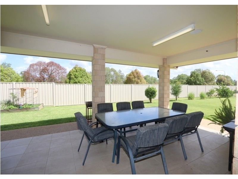 25-27 Mooney Crescent, Emerald QLD 4720