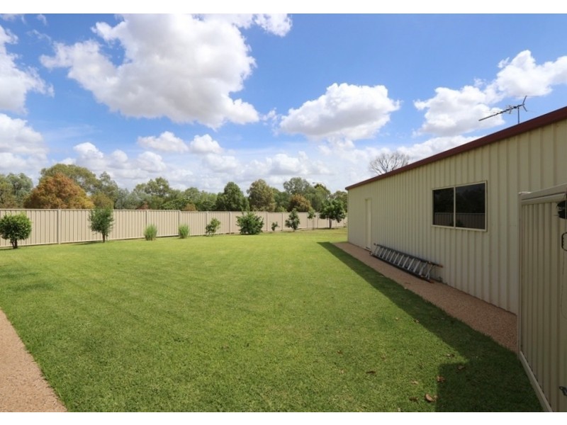 25-27 Mooney Crescent, Emerald QLD 4720