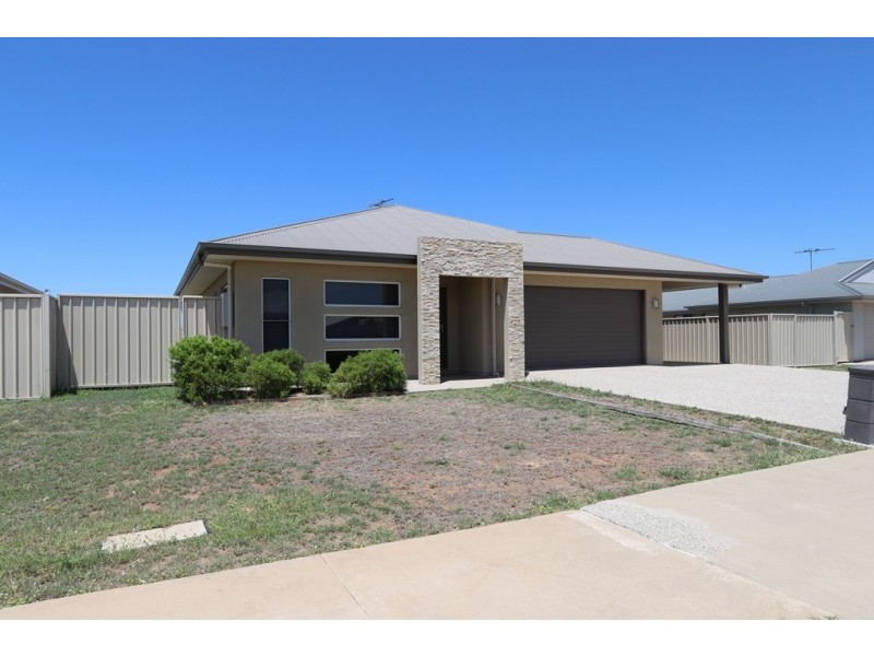 4 Easton Street, Emerald QLD 4720