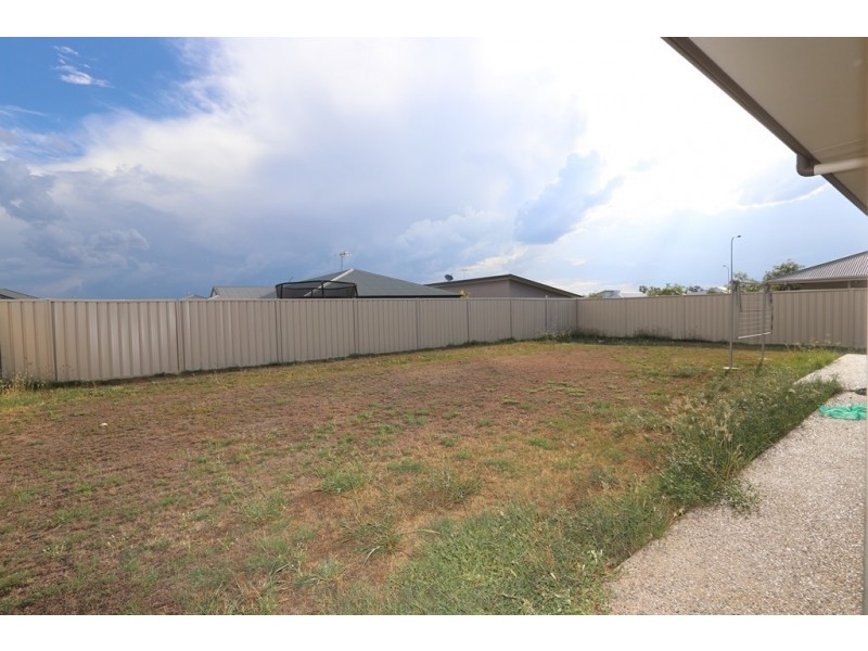 4 Easton Street, Emerald QLD 4720