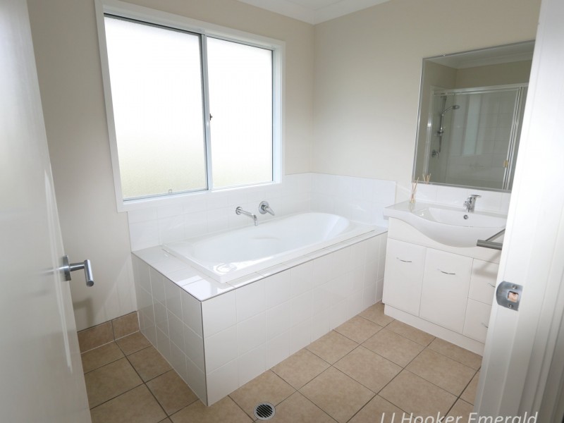 15 Scott Peak, Capella QLD 4723