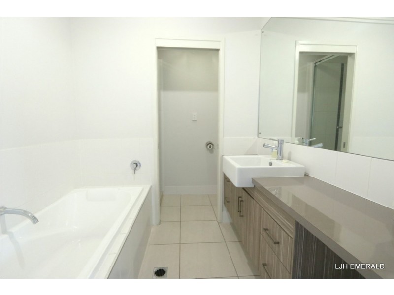 Unit 11/20-24 Mooney Street, Emerald QLD 4720