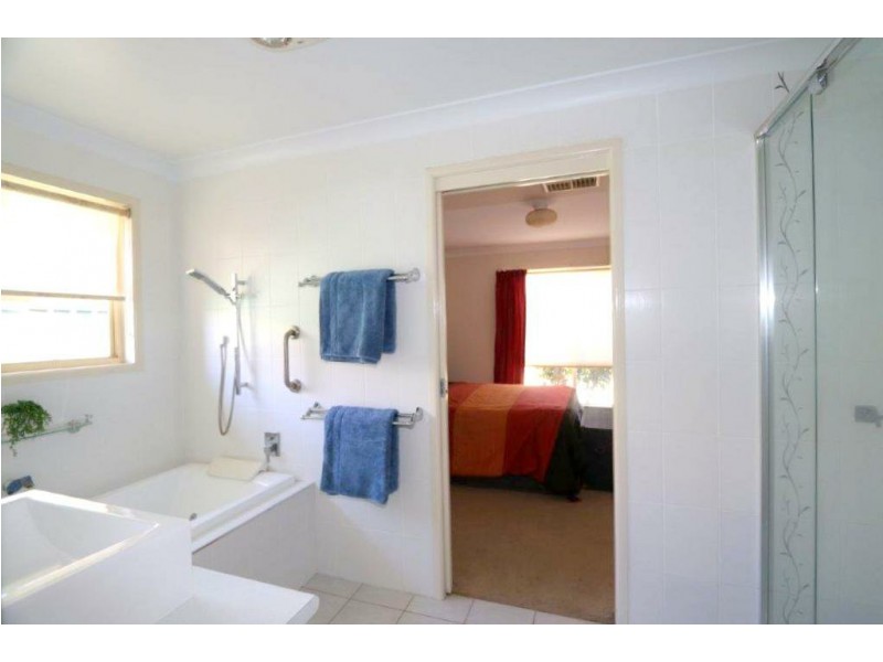 2 Wren Crt, Emerald QLD 4720