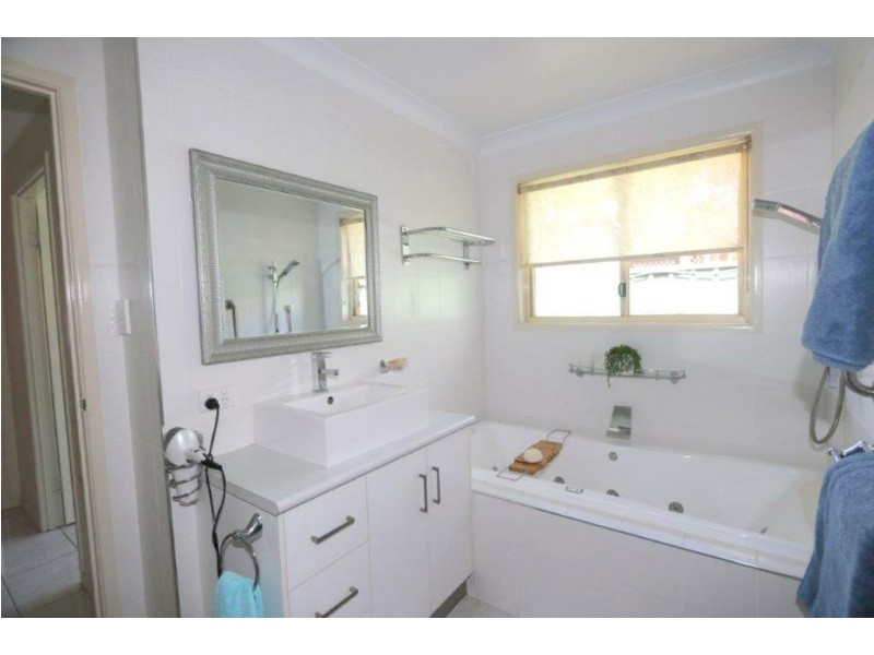 2 Wren Crt, Emerald QLD 4720