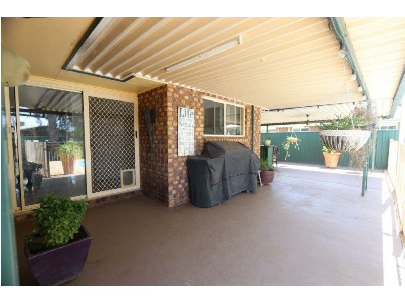 2 Wren Crt, Emerald QLD 4720