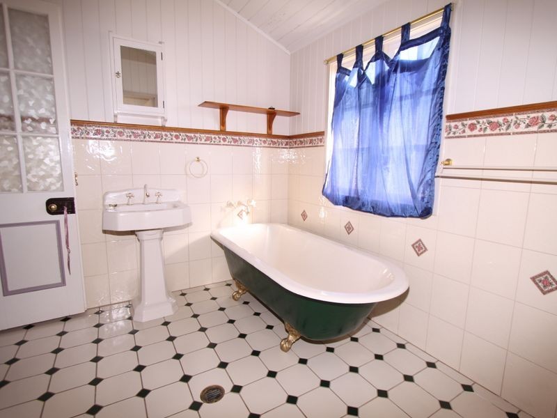 24 Andrews Road, Emerald QLD 4720