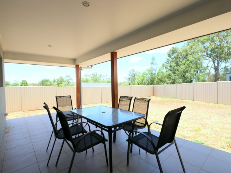 7 Canterbury Road, Emerald QLD 4720
