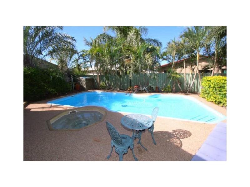 8 Smith Place, Emerald QLD 4720