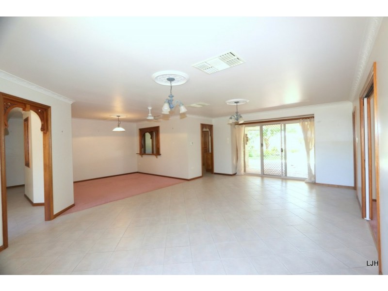 1 Peppertree Lane, Emerald QLD 4720
