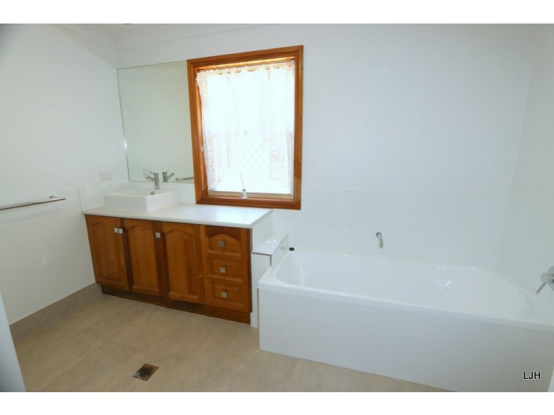 1 Peppertree Lane, Emerald QLD 4720