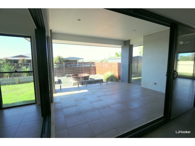 83 Canterbury Road, Emerald QLD 4720