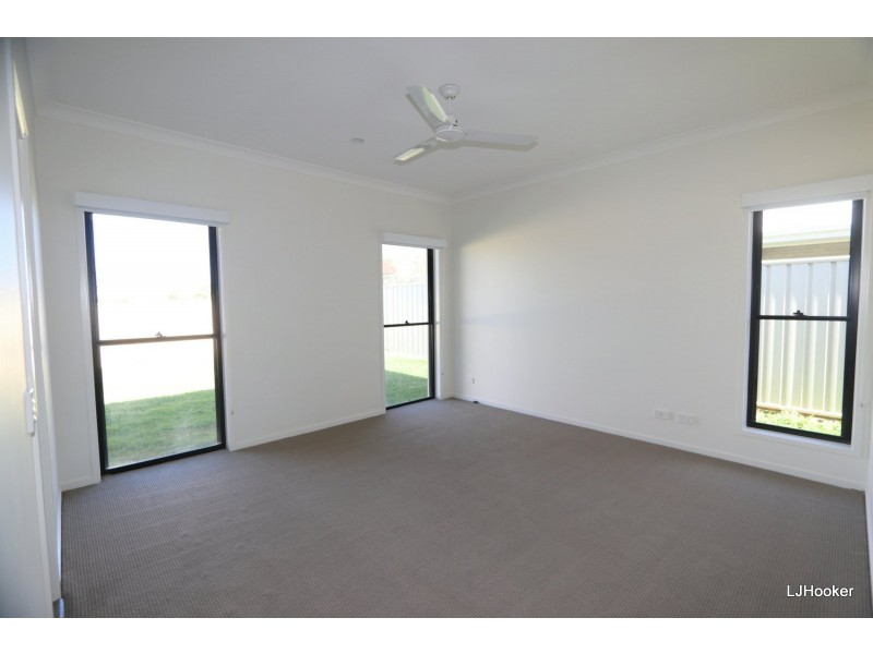 83 Canterbury Road, Emerald QLD 4720