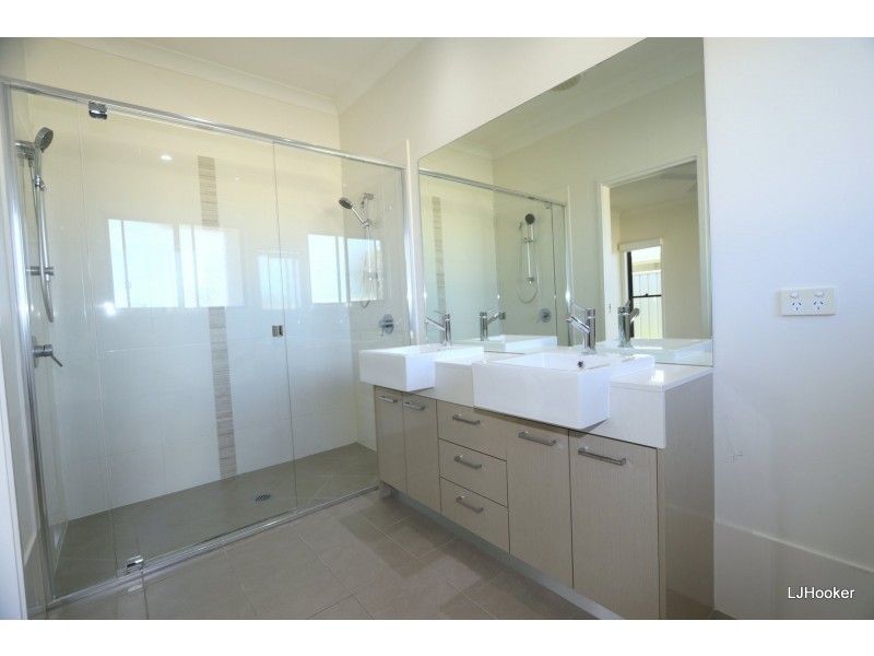 83 Canterbury Road, Emerald QLD 4720