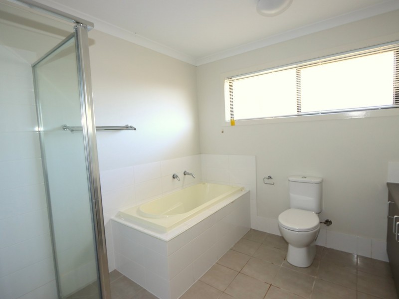 10 Onyx Street, Emerald QLD 4720